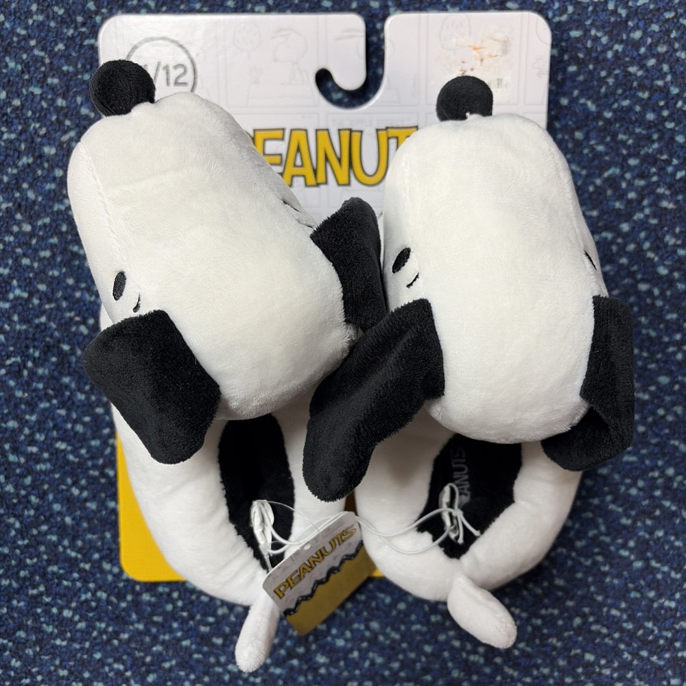 NWT Peanuts Snoopy Child’s Size (11-12) Plush Slippers w/ Cushioned Sole!