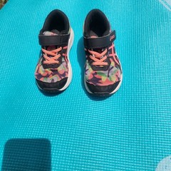 ASICS kids sneakers with multicolored camouflage pattern, size US 11 kids