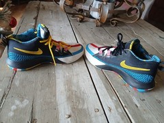 Youth Nike Kyrie Flytrap 6 SE Size 5Y Sneakers Mid Multicolor Basketball Shoe