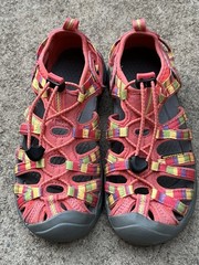 Girl’s Keen Whisper Raya/Hot Coral Multicolor hiking & water sandals size 3 / 35
