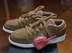 Nike AJ 1 Low UTL (GS) ‚Teddy Bear‘-Dark Driftwood/Pink Salt/Gym Red/Racer Blue