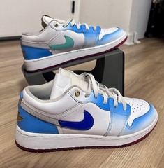 Nike Air Jordan’s 1 Low SE white Royal Blue Gradient (FN8895-141) Size 7Y