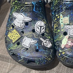Crocs Clogs Star Wars Mandalorian Jibbitz Black Grogu Youth J4 Women’s 6 Men’s 4