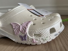 crocs butter fly sparkle shaker clog. Kid size C11 and J3