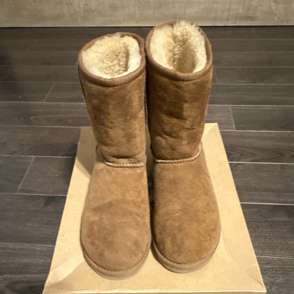 UGG Australia Kid’s Classic Chestnut Shearling Lined Suede Boots Size 6