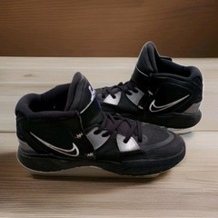 Nike Kyrie Infinity Black Metallic Silver Athletic Shoes Yth sz 2 1/2 Basketball