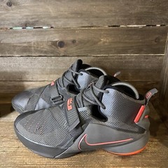 Childrens Kids Nike Lebron Soilder IX 9 Gray Basketball Shoes Sneakers Size 6.5