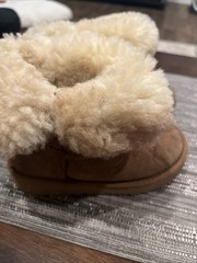 UGG Kids Bailey Button Short ChestnSuede Sheepskin Boots Youth Size 9,(1017400T)