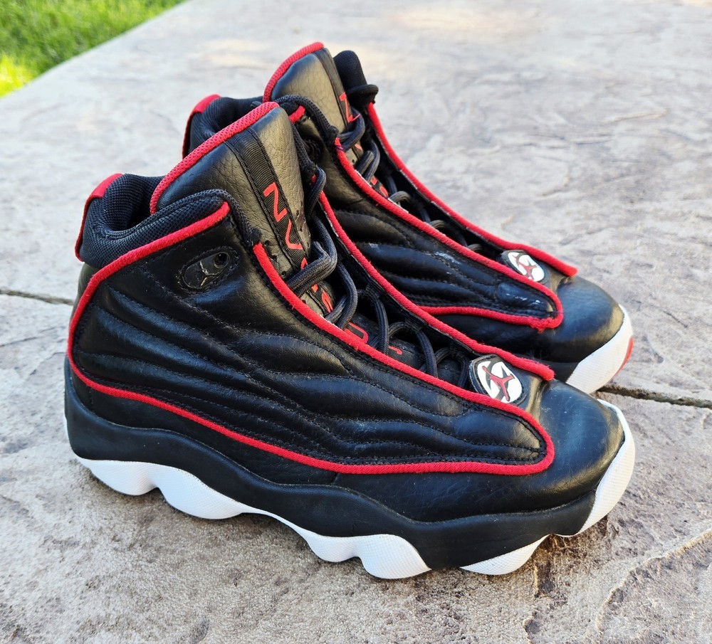Jordan Pro Strong in the „Black/University Red“ colorway – Kid’s Size 3.5 Y