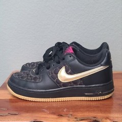 NIKE Air Force 1 Low Top Black Holographic Gold Heat Vintage Sneakers 4Y = 6 Wom