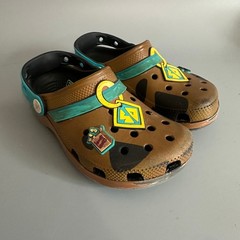 Crocs Scooby-Doo Classic Clogs Kids Size J1 Brown Teal Dog Spots Jibbitz Shoes