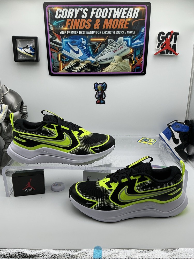 Nike Cosmic Runner Big Kids‘ Road Running Shoes (Black/Volt/Wolf Grey) Size 5Y