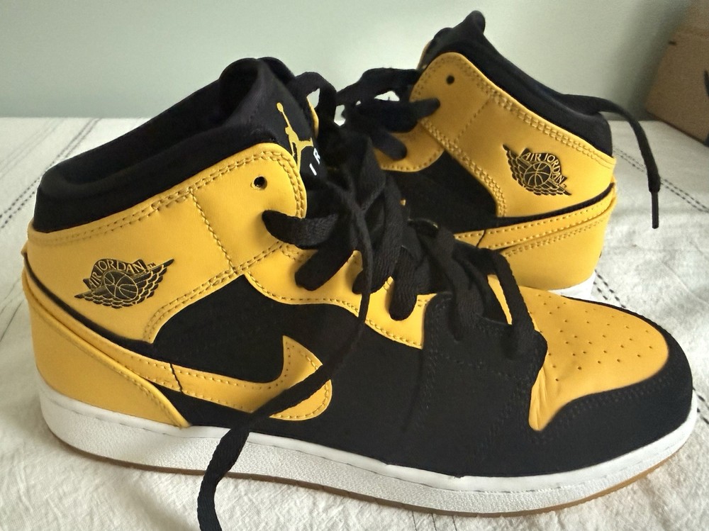 Jordan 1 retro Mid “New Love” Leather Sneaker US 6Y