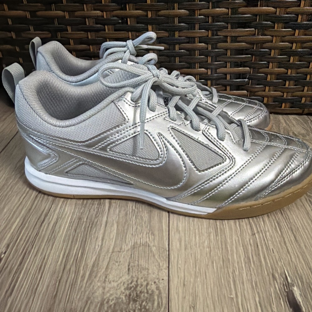 Nike Gato LV8 GS Metallic Silver White Gum Shoes Size 6.5Y II7084-001 Soccer New
