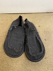 euc Maui Island kids 4m Charcoal Canvas Shoes