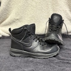 Nike Manoa’17 Size 5.5y Leather Boots Triple Black (HF0750 001) Hiking Camping