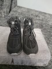 UGG KIDS TURLOCK WP BLACK BOOTS SIZE: 3K STYLE: 1103505K (w14) US1