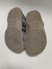 CROCS Classic Real Tree Camouflage Clogs, Kids Size: J3 (Foot Length 8.5″)