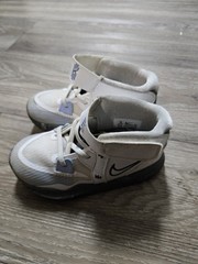 Nike Kyrie Infinity Unisex Kids Mid Top Athletic Sneakers Size 9 White/Gray/Blue