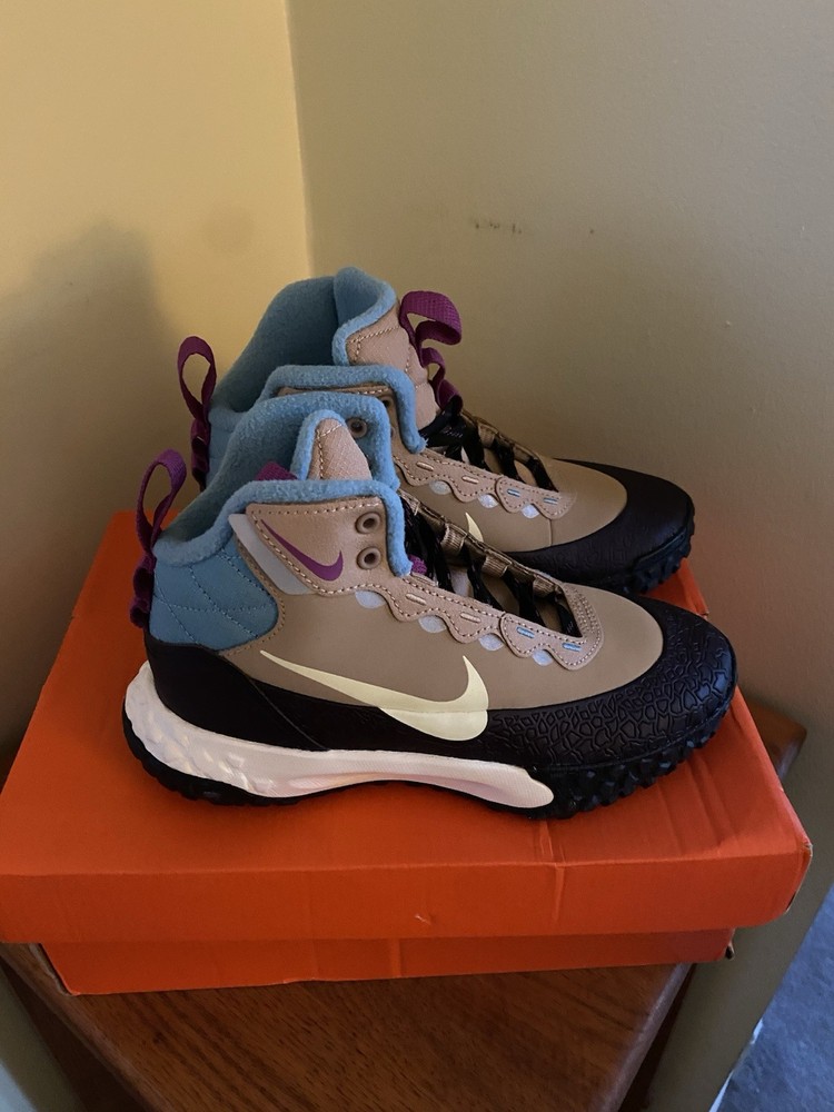 Nike Terra Scout Size 2 Youth