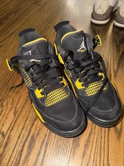 ￼ Nike Air Jordan 4 Retro „Thunder“ sneakers Size 7y
