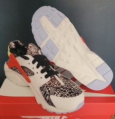 NEW AUTHENTIC NIKE HUARACHE RUN SE (GS) „DOODLE“ US 4 Y