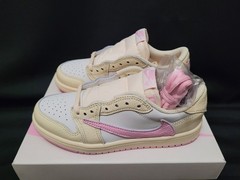 Size 2Y – Jordan 1 Low OG SP x Travis Scott ‚Shy Pink‘ Muslin (PS)