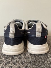 On Running Kids Cloud Play Sneakers Size 2.5Y Navy/White
