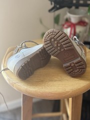 These Timberland boots feature a stylish tan and white color scheme, perfect
