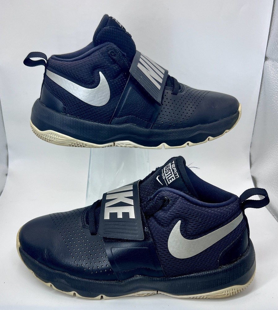 Nike Team Hustle D8 GS Youth 4 Black Silver Sneakers Vamp Strap 881941-001-