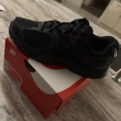 NIKE BIG Kids‘ V5 RNR Sneaker Size 5Y Brand New In Box