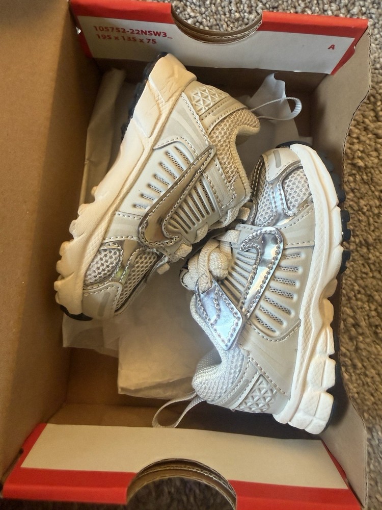 Nike Vomero 5 Size 4c Kids Silver White Black Mesh Low Top