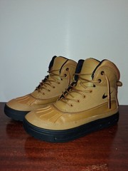 (GS) 6Y , 7.5W- NIKE WOODSIDE 2 HIGH, WHEAT/BLACK. PRE-OWNED NO BOX.