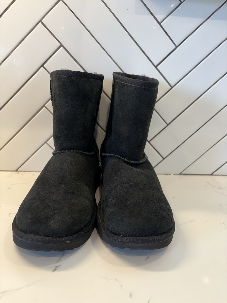 UGG KIDS CLASSIC SHORT II – 1017703K