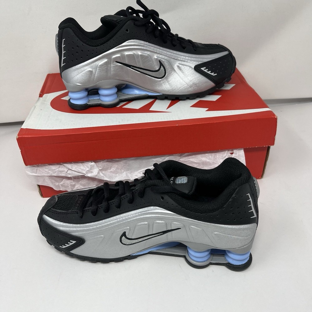 Size 5Y/6.5W – Nike Shox R4 Metallic Silver Picante Sneaker CW2626-004 NEW