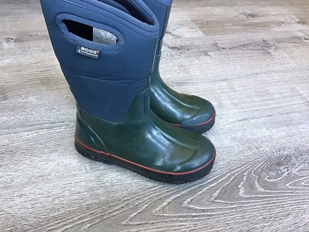 BOGS youth 4 solid navy blue lined waterproof Classic high winter snow boots