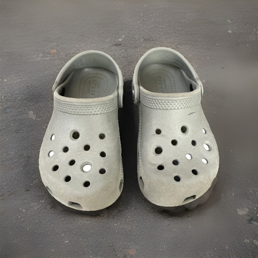 crocs iconic comfort clogs Kids Size 9 Gray Sandal Slide Slip On