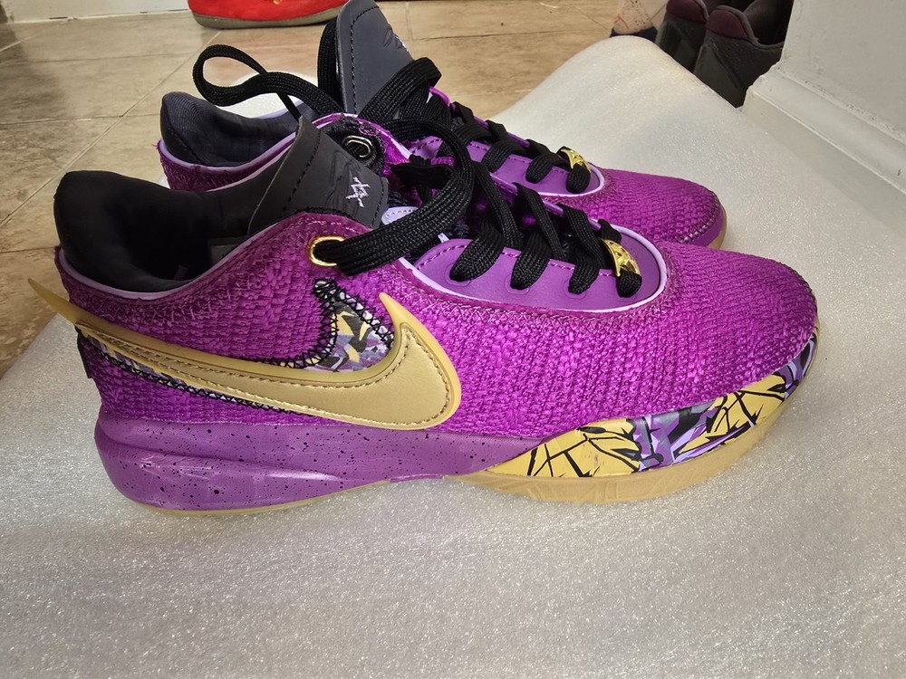 Nike lebron 20 young heirs. size 6y-6.5y.unisex(gs) cut small more like 5.5y.
