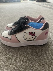 Heelys Hello Kitty Wheels Sneaker Low Top Lace-Up Pink/White/Black US 8