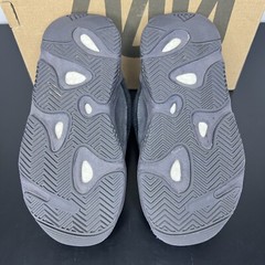 Size 11.5K – Yeezy 700 V2 Vanta Pre-School Kids