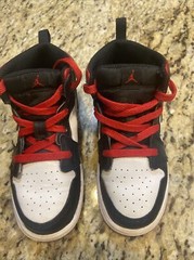 Nike Air Jordan 1 Mid „White/Black/Gym Red“ Little Kids‘ Shoes 10c Modeled Only