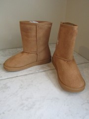 NIB FabKids Fuzzies Basic Fuzzy Sand Children’s Boots Shoes Size 1