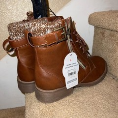 GIRLS BOOTS SIZE 6