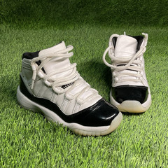 Jordan Air Jordan 11 Kids 4Y White/Black High Top Leather Lace-Up