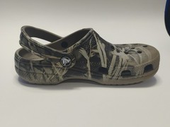 CROCS Classic Real Tree Camouflage Clogs, Kids Size: J3 (Foot Length 8.5″)