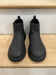 Primark Youth Lug Boots (size US 3)