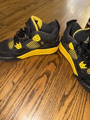 ￼ Nike Air Jordan 4 Retro „Thunder“ sneakers Size 7y