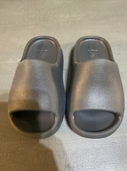 Yeezy kids slide Black size 10 K