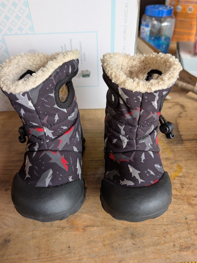 Bogs Infant Snow Boots Shark Pattern Size 5 Waterproof Insulated Excellent