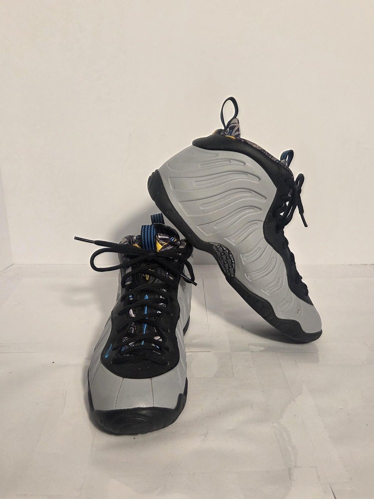 Nike Little Posite One Graffiti Youth Sz 7Y/ Women’s Sz 8.5 Wolf Grey 644791-009